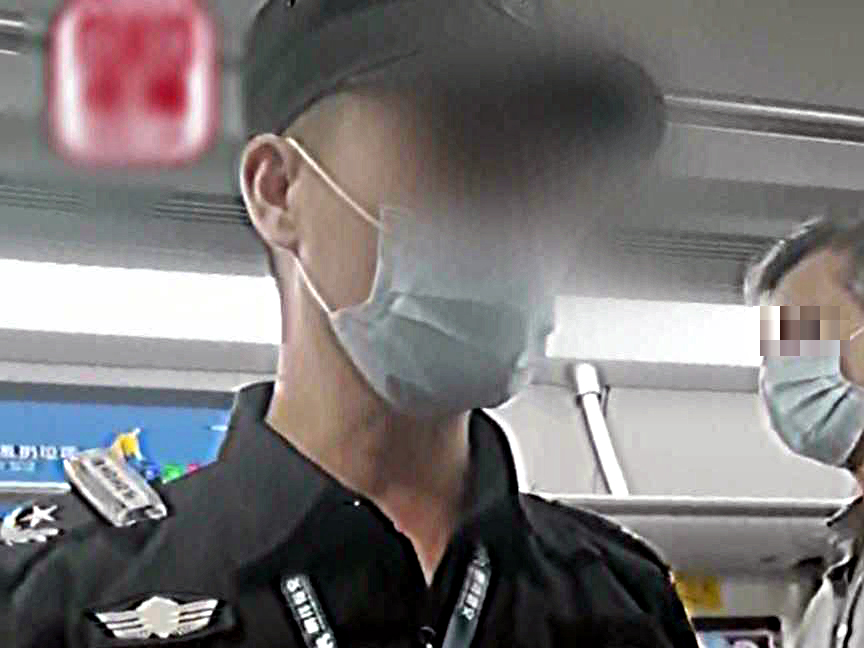 安保人員當時情緒頗為激動,而其身旁的正是事件中的外國人。互聯網圖片