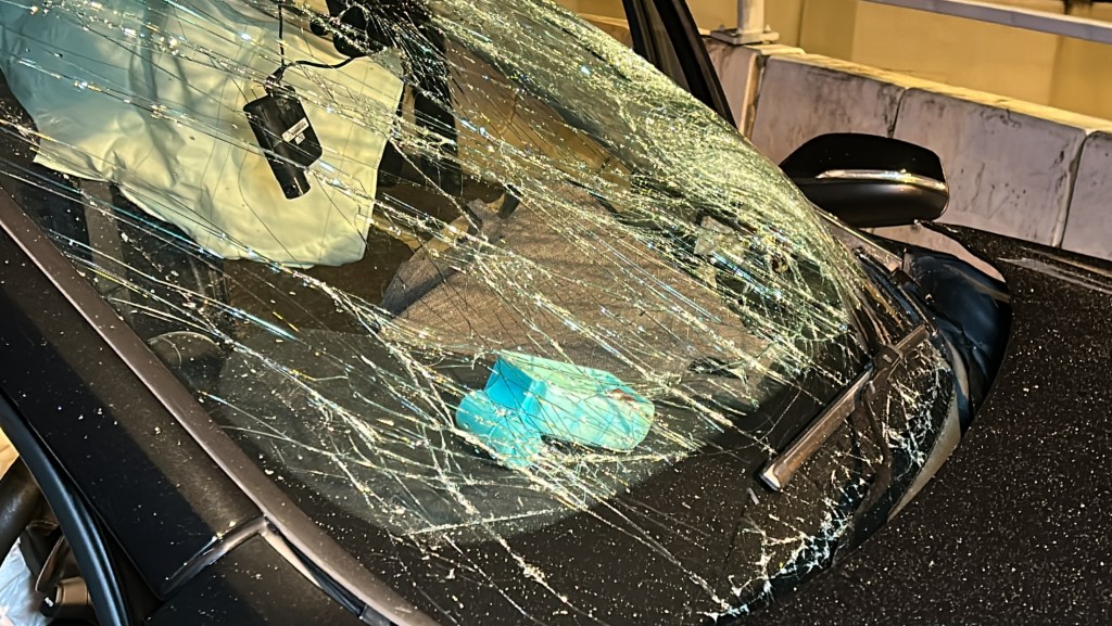 私家車車頭損毀，擋風玻璃破裂。