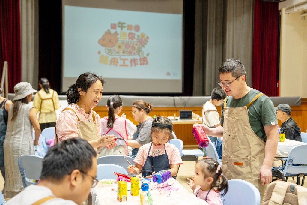 「We嘩藍屋」活動,邀請來港人才攜同家人參與義工服務,與本地居民共慶佳節。 「We嘩藍屋」活動,邀請來港人才攜同家人參與義工服務,與本地居民共慶佳節。