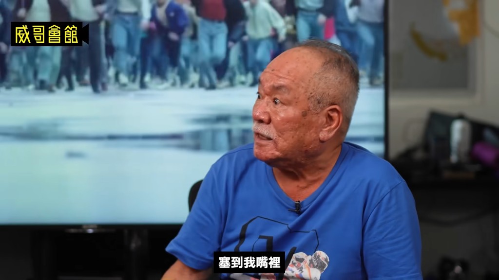 陳志成憶述被塞未熄煙頭入口,在訪問中仍難掩激動之情。(影片截圖:《威哥會館》) 陳志成憶述被塞未熄煙頭入口,在訪問中仍難掩激動之情。(影片截圖:《威哥會館》)