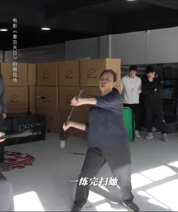 元秋先教埋身搏擊，更親身示範，閃避、揮拳、踢腿，甚至耍關刀，元秋每個動作都展示得乾淨俐落。