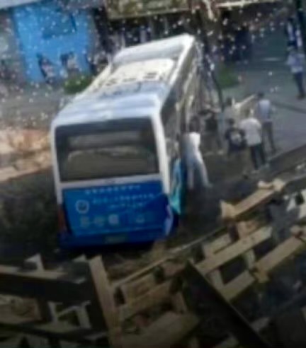 江西巴士失控，撞破圍欄衝入地下廣場。