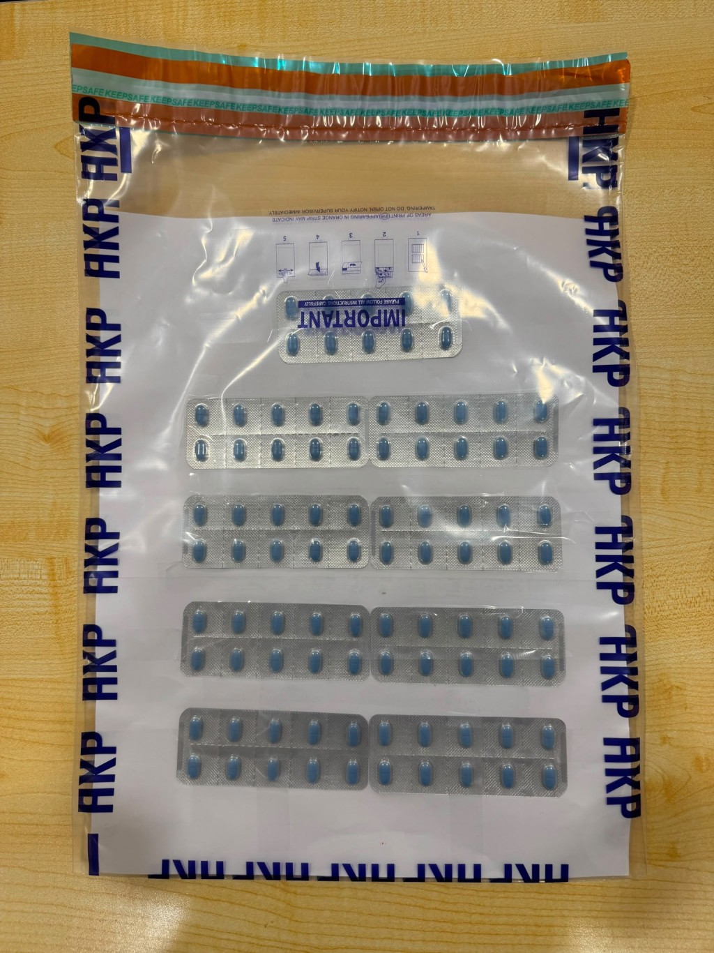 觀塘單位變毒窟 警檢12萬元貨拘15男女。警方圖片 觀塘單位變毒窟 警檢12萬元貨拘15男女。警方圖片