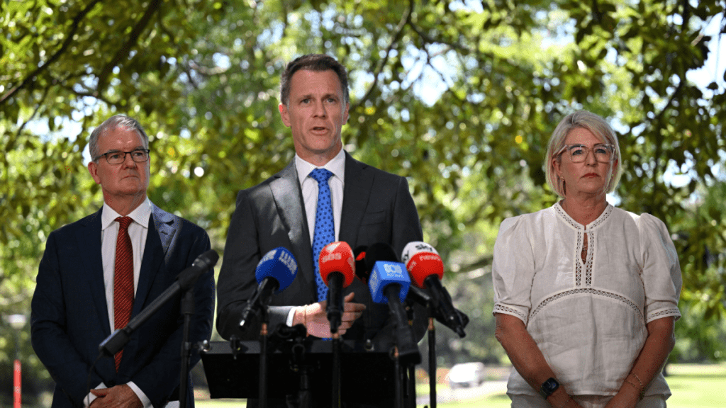 明斯（中）指省政府必须尽一切可能保障民众安全。路透社