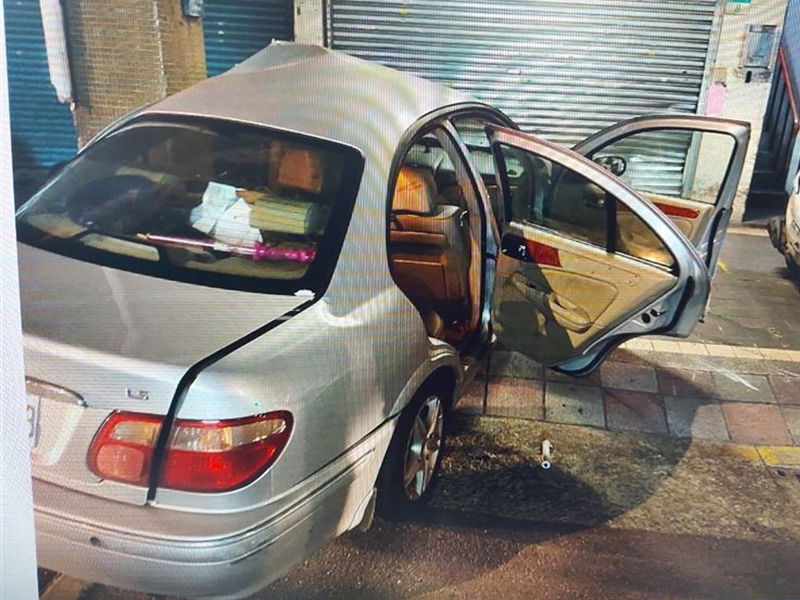 涉事私家車車頭損毀。網圖