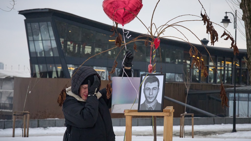 一名烏克蘭女子在情人節當天追田戰歿的兒子和丈夫。 美聯社
