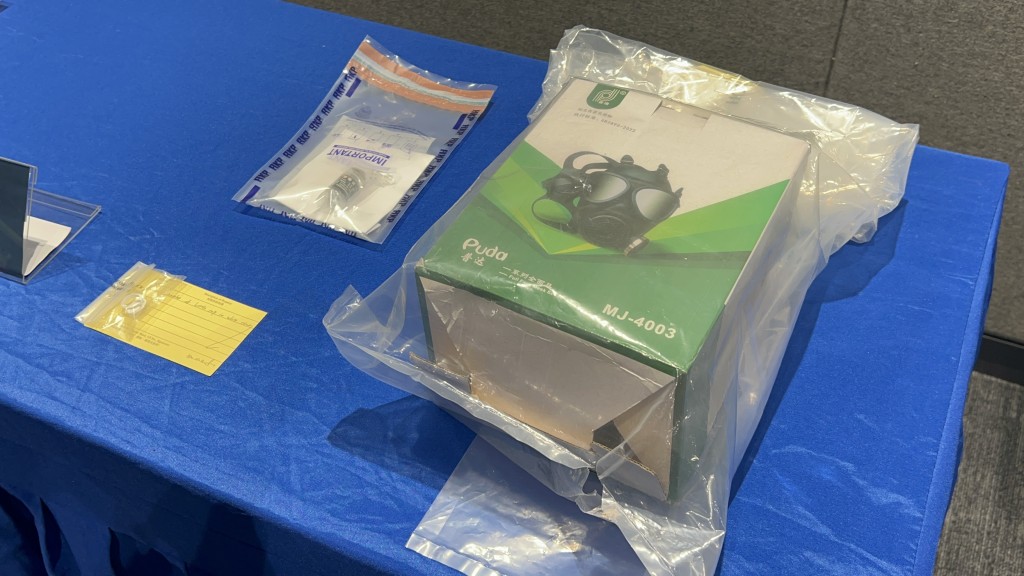 警方展示證物,包括防毒面具。楊偉亨攝 警方展示證物,包括防毒面具。楊偉亨攝