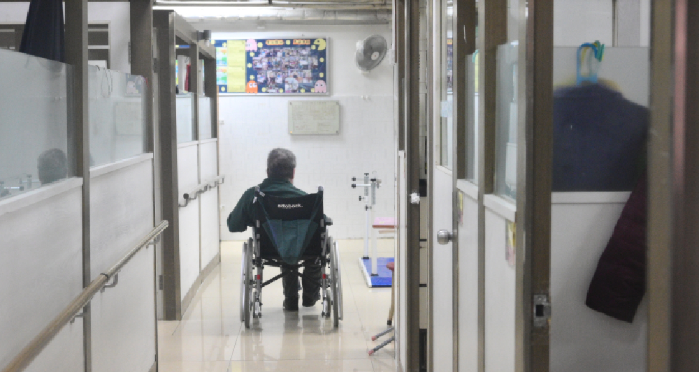 何啟明指有反對長者打針信非監護人所寫。(資料圖片)