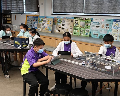 STEM教育會教學生以平板加電子材料，製作不同用品。