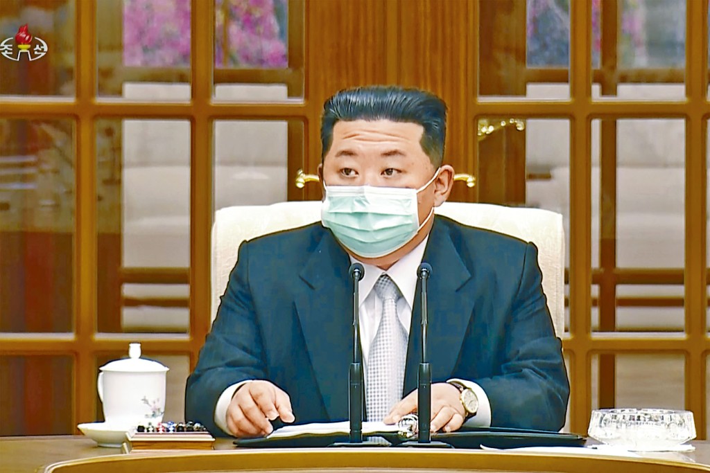 金正恩周四戴着口罩主持政治局緊急會議，下令全國封鎖防疫。