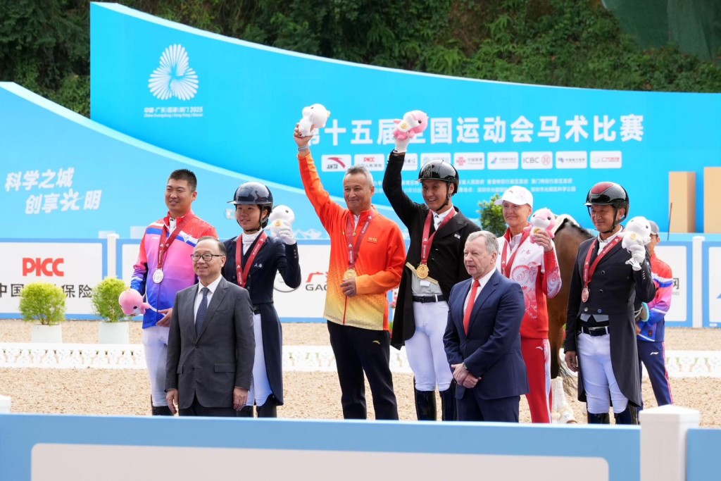 香港賽馬會主席廖長江（前排左）、行政總裁應家柏（前排右）向十五運會馬術賽事盛裝舞步個人賽的獲獎運動員頒發獎牌及紀念品。