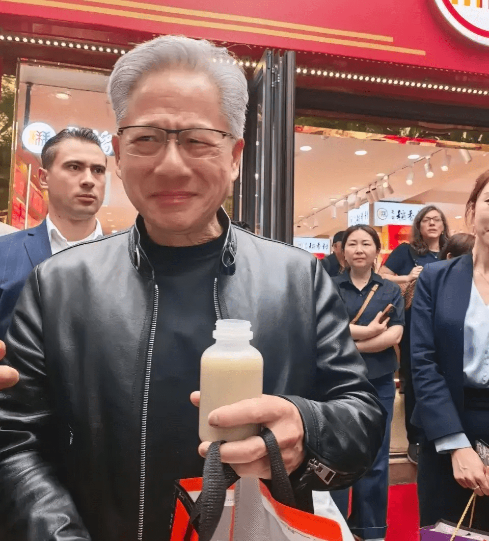 辉达CEO黄仁勋南锣鼓巷试饮豆汁惹热议。