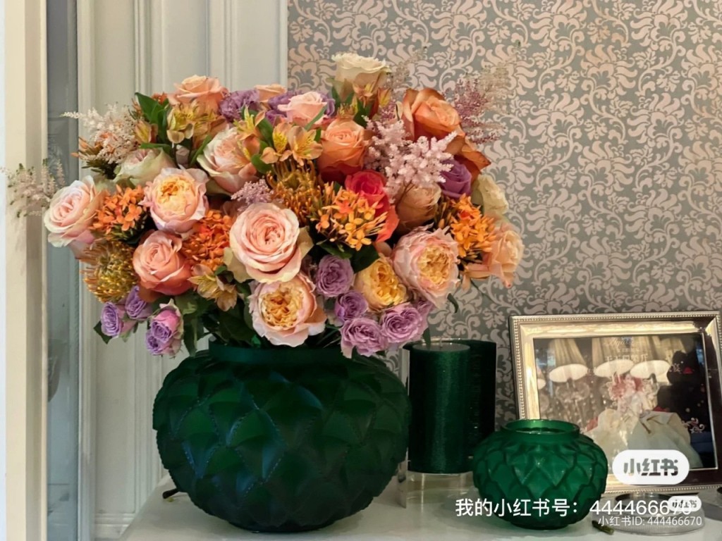 王玉环昨日分享在家插花靓相。