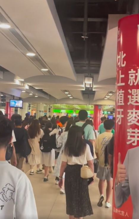 中秋期间港澳台居民在全国口岸出入境人次207万，较去年同期增长7.3%。