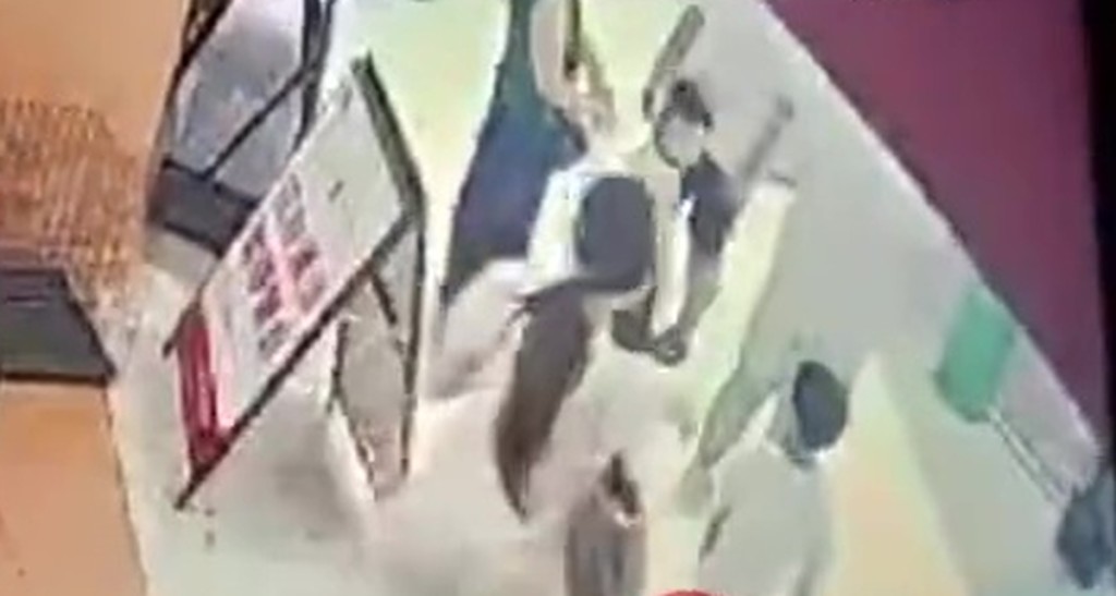 女事主追着男童。
