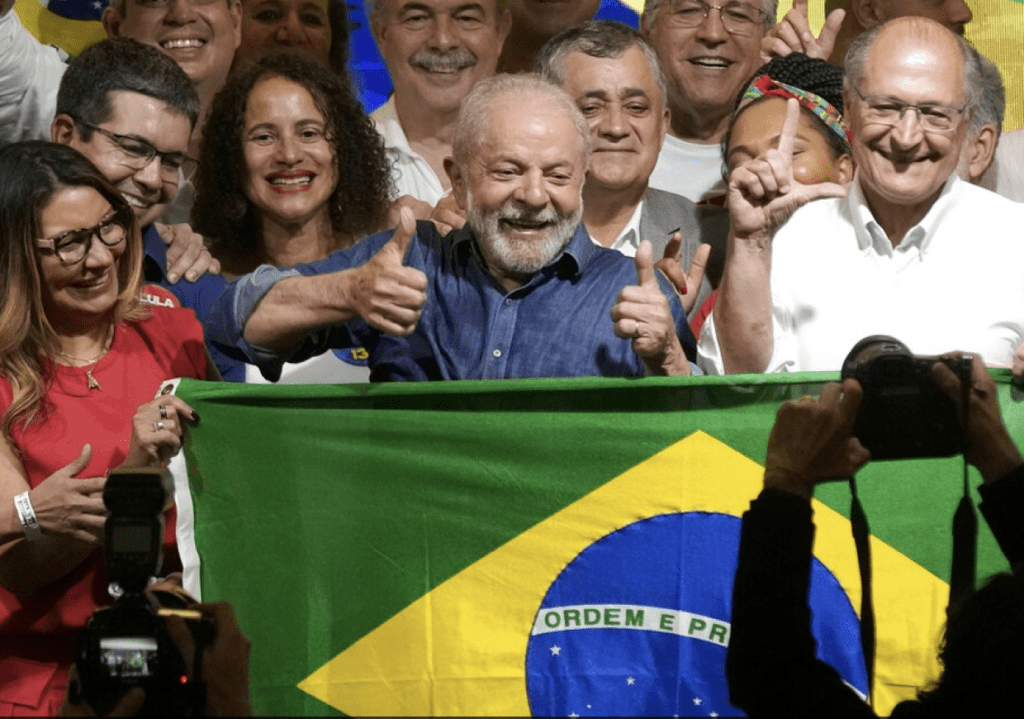 巴西總統盧拉原定25日展開的訪華行程，但因患輕度肺炎，延遲一天至26日出發。美聯社資料圖片
