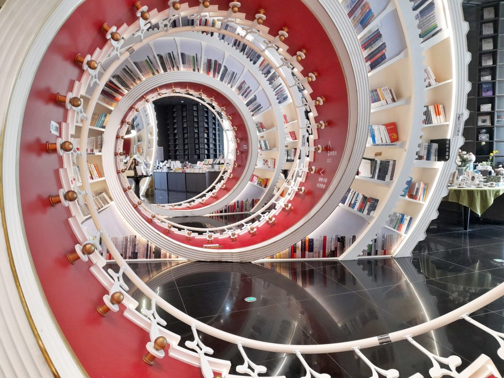 深圳鍾書閣的紅色巨型螺旋樓梯書架。