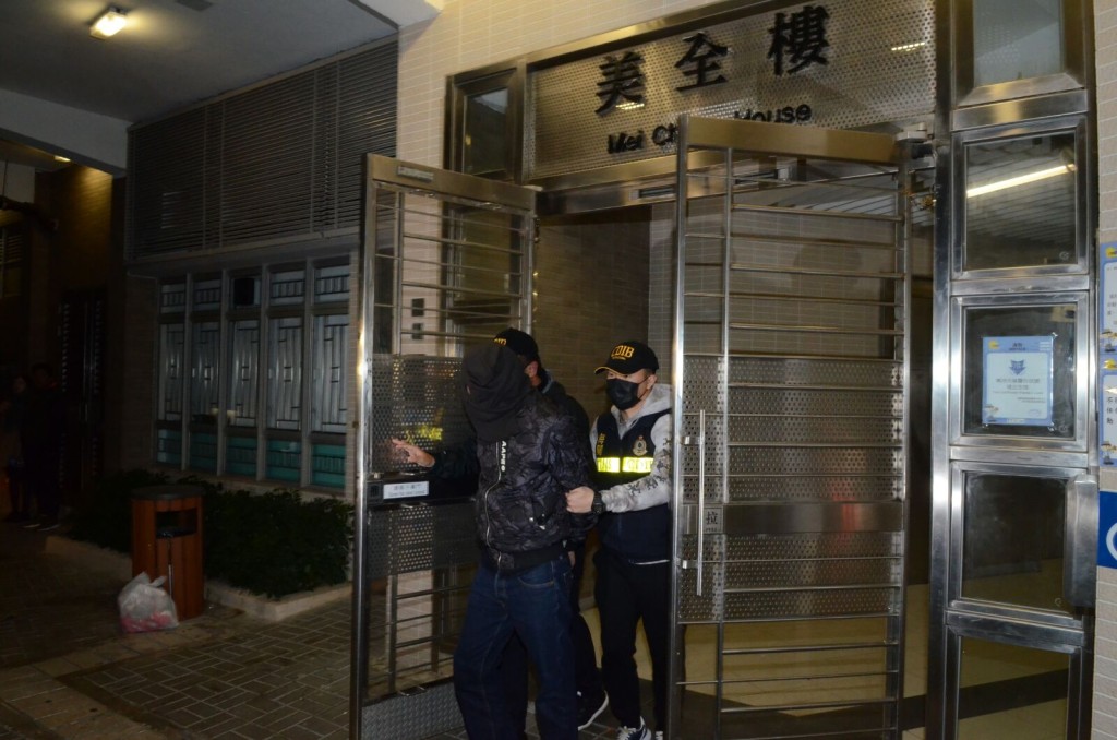 男子由海關押返住所搜證。李子平攝