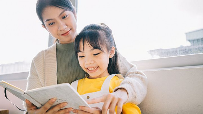 研究显示家长参与对学生的阅读能力有正面影响。资料图片