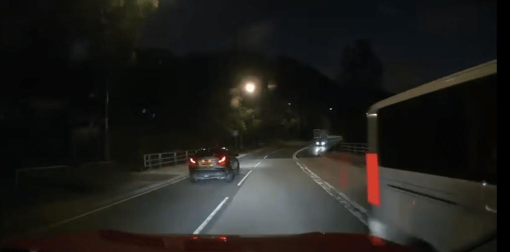 一輛客貨車懷疑失控越過對面行車線,險些與一輛載客的士迎頭相撞。 一輛客貨車懷疑失控越過對面行車線,險些與一輛載客的士迎頭相撞。