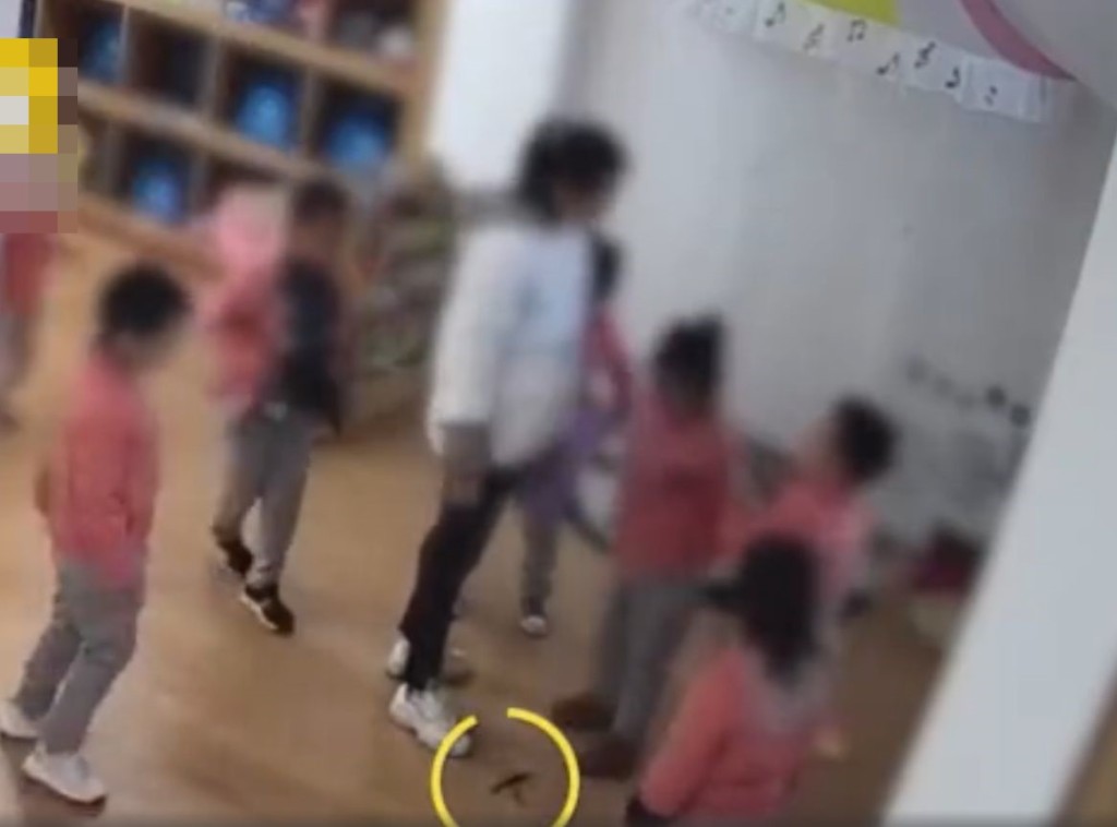 涉事老師捉住其女兒的頭髮,並讓該名男童剪去一小撮。網圖