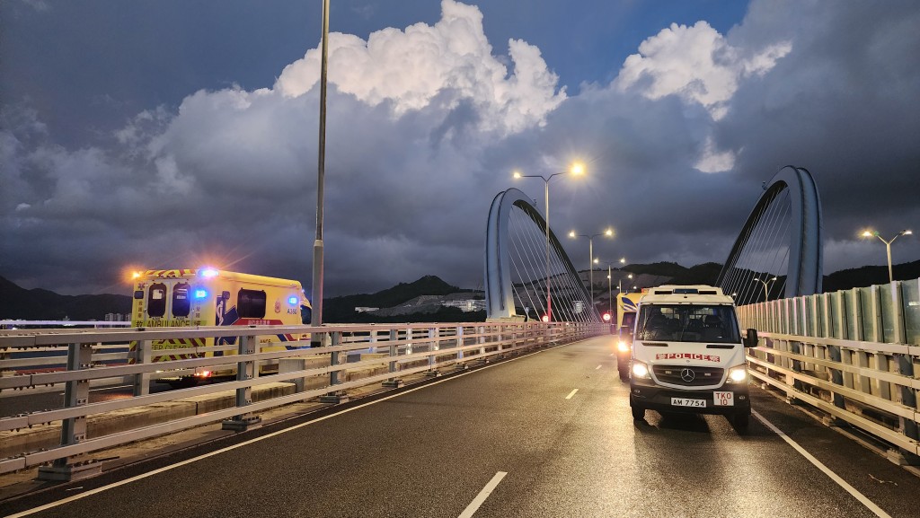 救護車在現場戒備。黎志偉攝