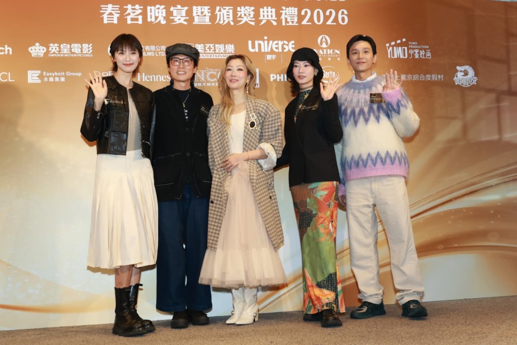 《夜王》主演黃子華（左二）、鄭秀文（中）、廖子妤（右二）、盧鎮業（右）、王丹妮（左）出席《香港電影編劇家協會春茗及頒獎典禮》