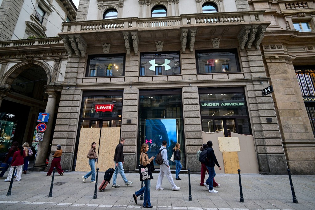 憂心暴亂再起，米蘭不少知名品牌服飾店家用木板封住門。美聯社