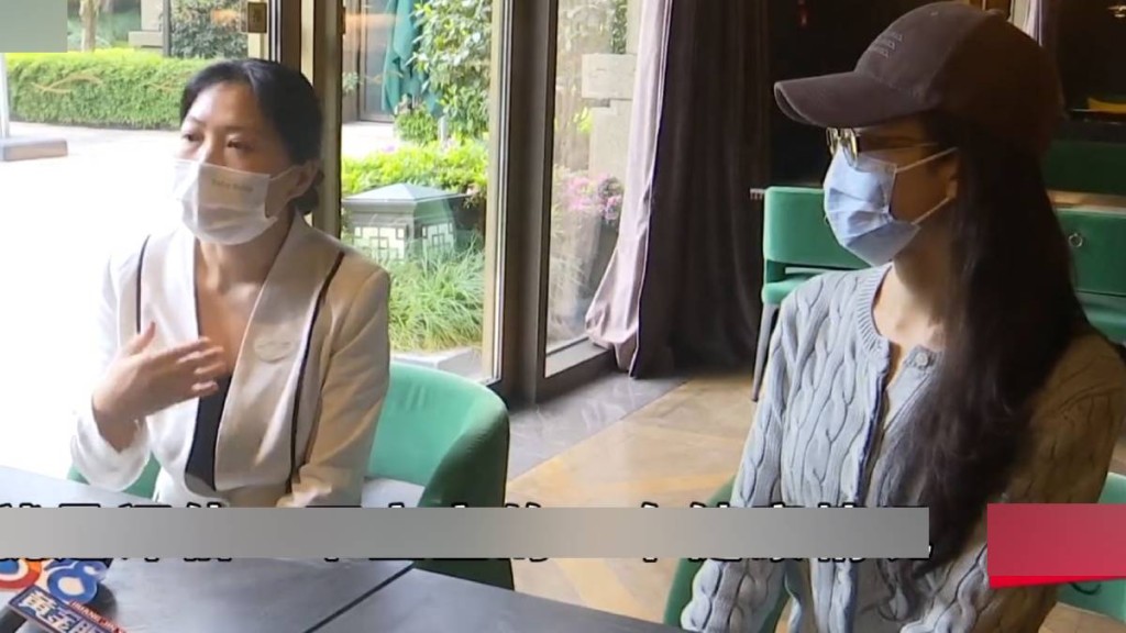 周女士(左)不满花了近30万元的月子服务却货不对办。1818黄金眼