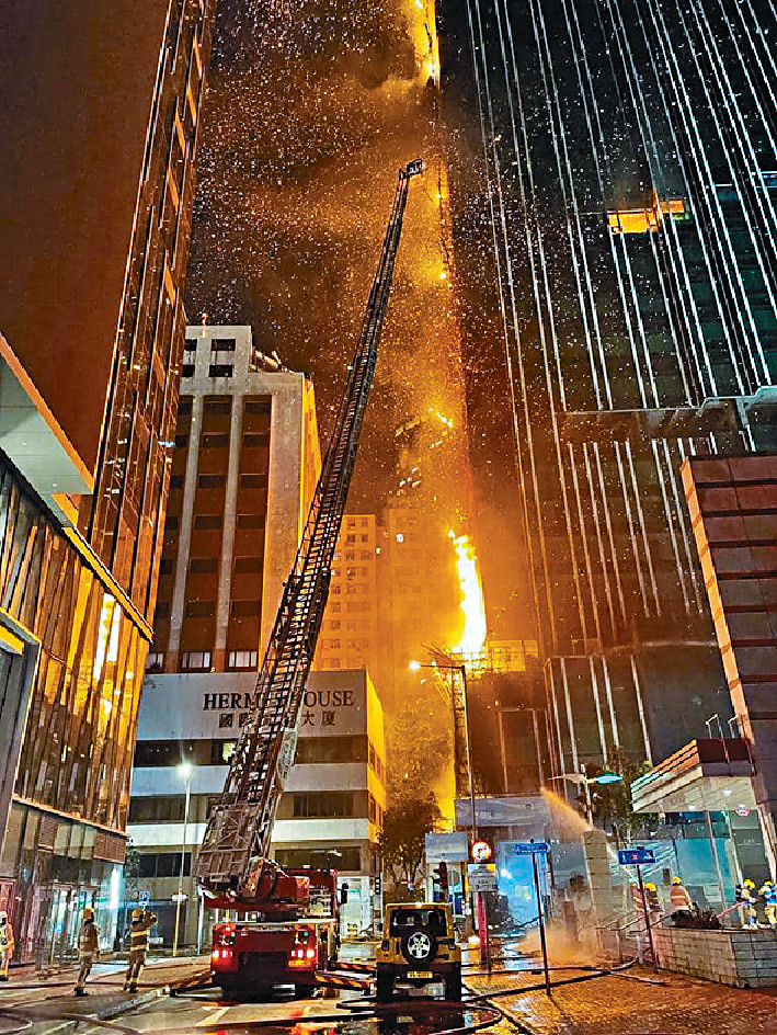 ■消防救火時,火場不斷落下火屑。 ■消防救火時,火場不斷落下火屑。