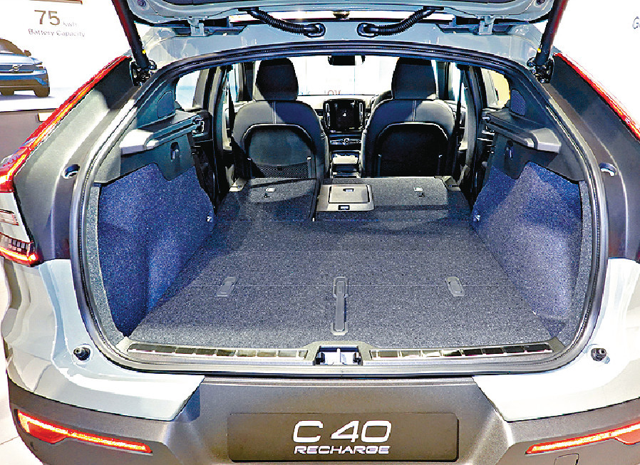 ■把後排翻摺可騰出平地台空間。 ■把後排翻摺可騰出平地台空間。