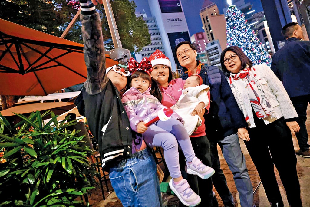 李家超昨晚偕夫人李林麗嬋先後到訪中環大館及灣仔利東街，與市民感受佳節的喜慶氣氛。