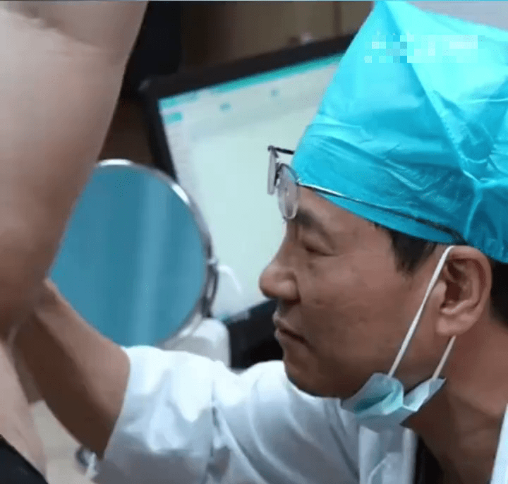 王醫生面診時近距離聞腋下辨症。