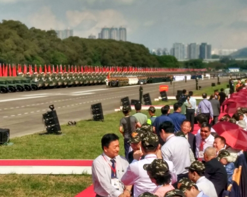 军营内铺上红地毡，部队列成方队在场操练。
