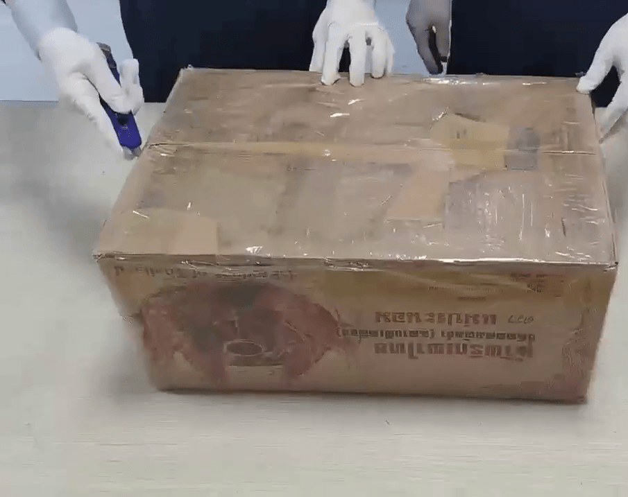 深圳郵局海關打開可疑包裹。 深圳郵局海關打開可疑包裹。