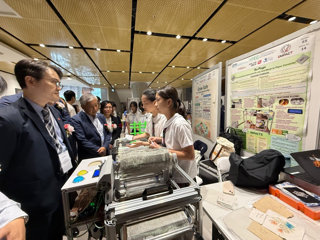 李學賢參觀YPEC 2026展覽項目。他認為,比賽涵蓋不同教育及專業階段,有助建立由中學啟蒙、專上訓練至專業發展的工程人才梯隊。 李學賢參觀YPEC 2026展覽項目。他認為,比賽涵蓋不同教育及專業階段,有助建立由中學啟蒙、專上訓練至專業發展的工程人才梯隊。