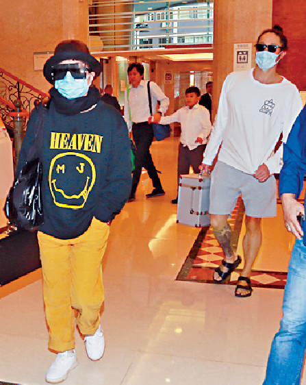 ■超儀與陳子聰戴上口罩到醫院。