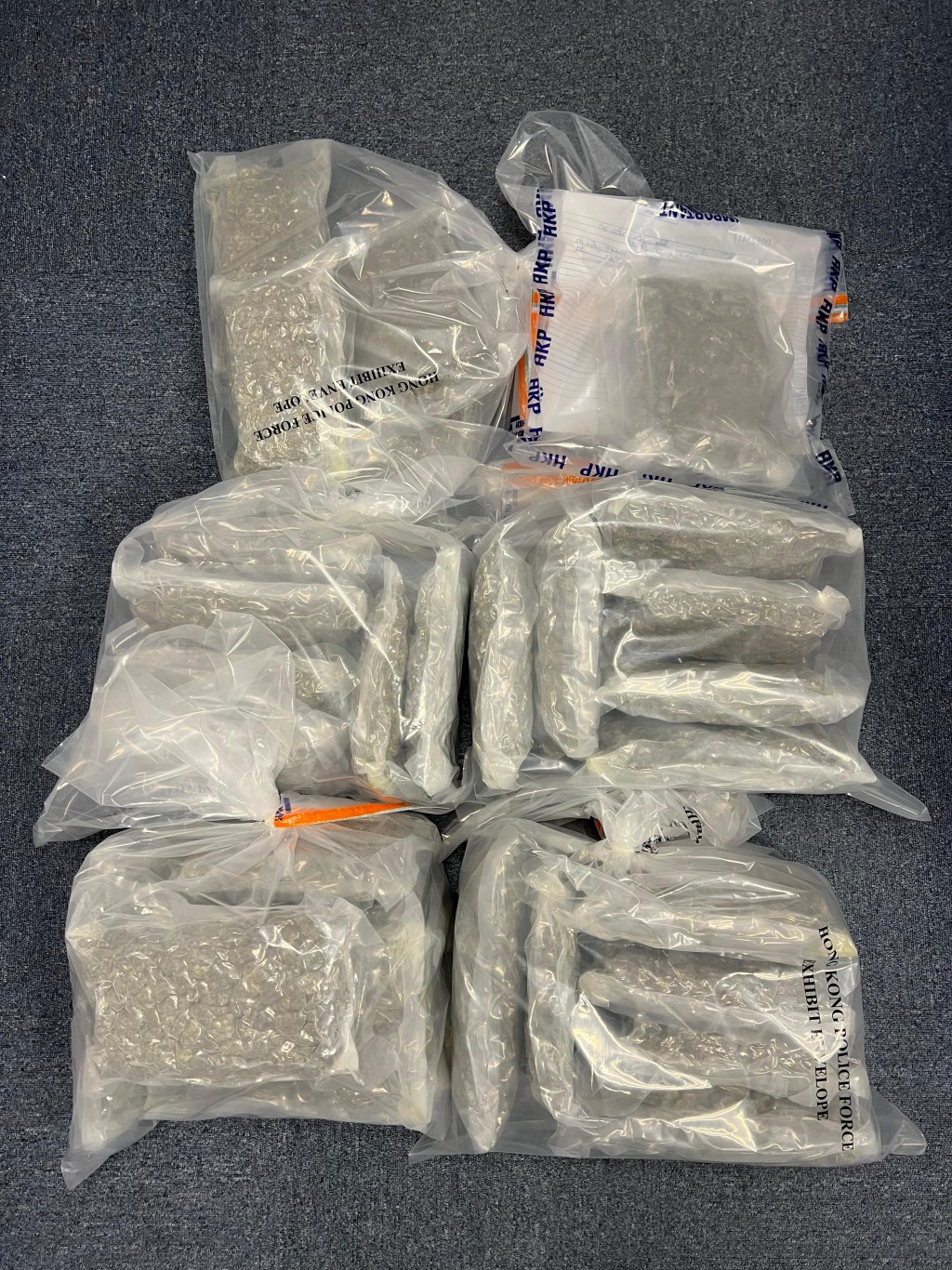 警方檢獲約17公斤懷疑大麻花,市值約350萬元。警方提供 警方檢獲約17公斤懷疑大麻花,市值約350萬元。警方提供