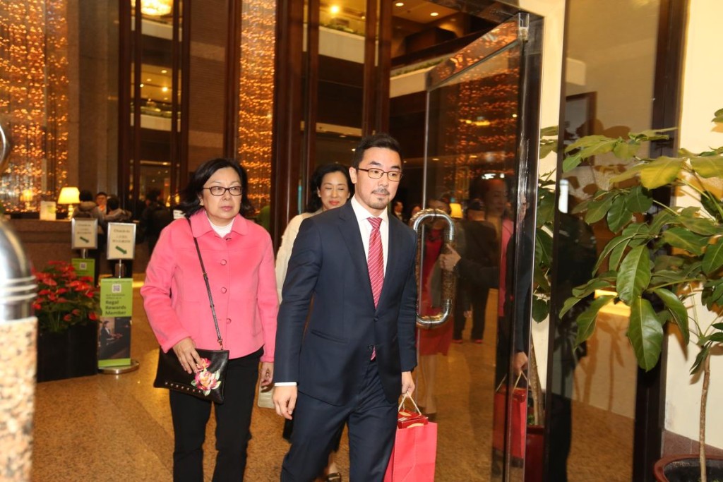 左起:羅嘉瑞太太、羅康瑞太太朱玲玲, 羅嘉瑞兒子