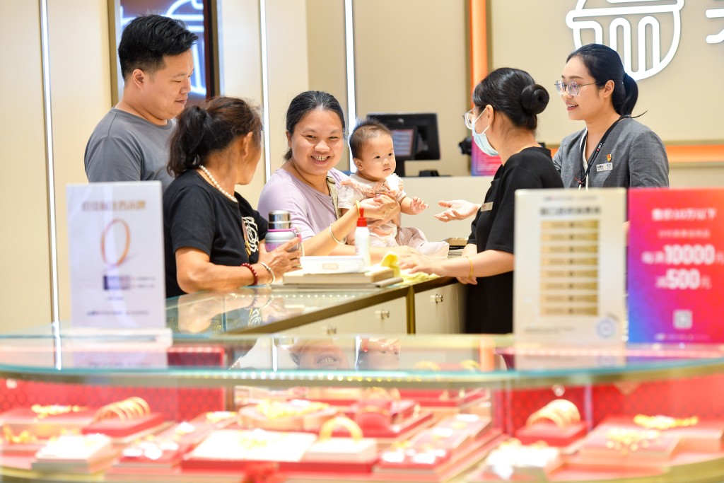 客在海口免稅店選購金飾。 中新社