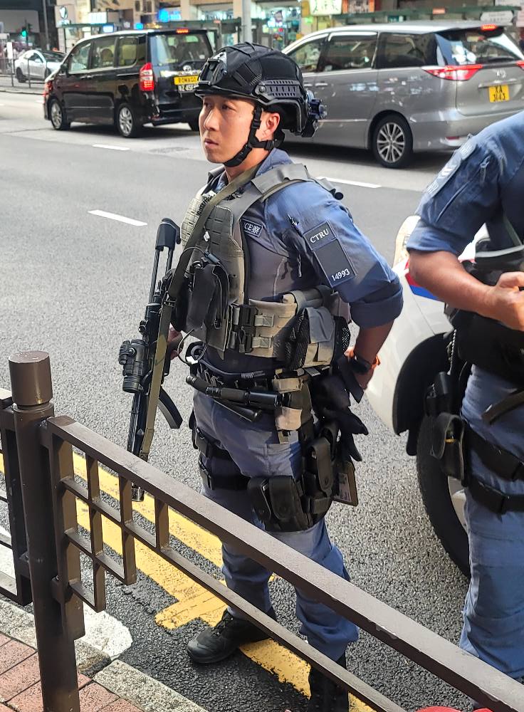 当日持长枪的反恐特勤队警员赶至协助搜捕。「 全港店铺消息关注组2.0」FB群组