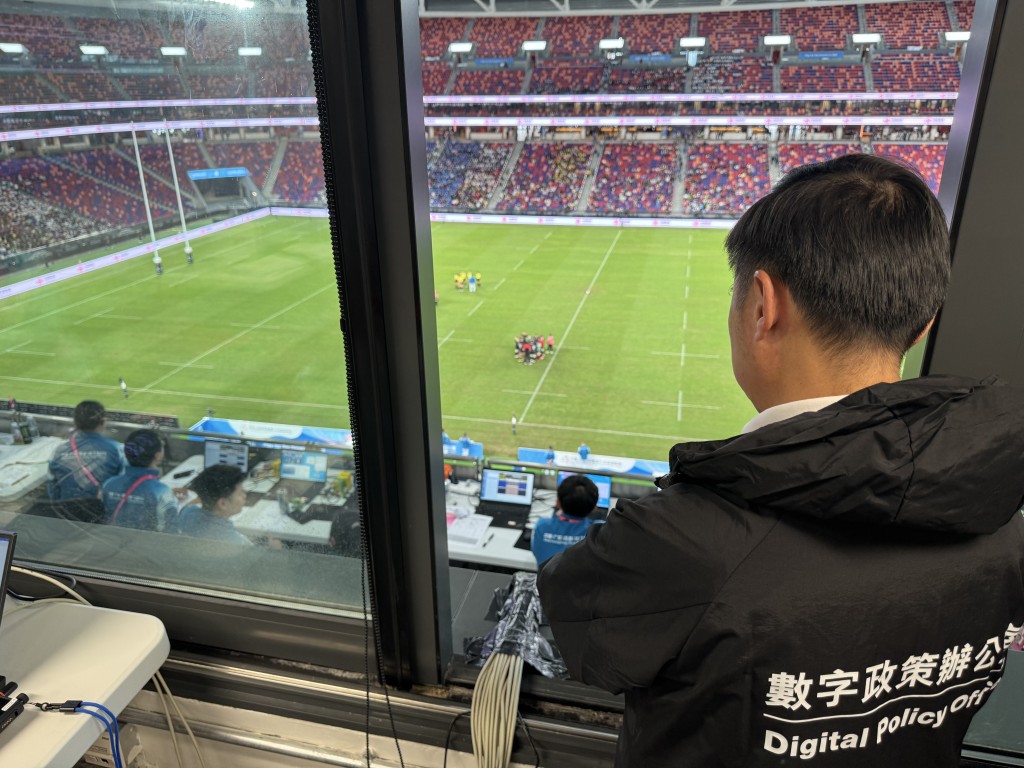 黃志光昨日視察七人制橄欖球比賽場地信息系統的運行情況。政府新聞處