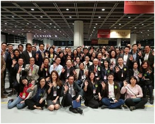 胡官上載他與競選辦團隊及支持者的圖片。胡國興fb圖片