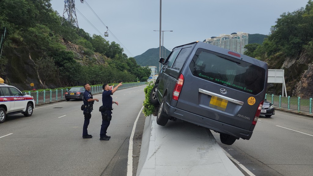 警員着車上人士切勿亂動。黃文威攝