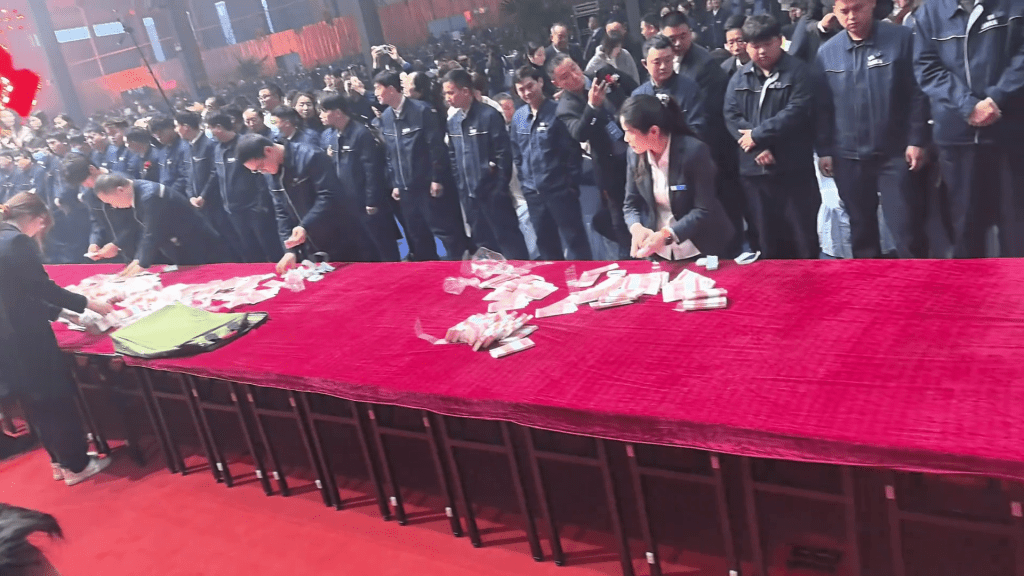 工作人员开始将6000万现金铺在桌面。 工作人员开始将6000万现金铺在桌面。