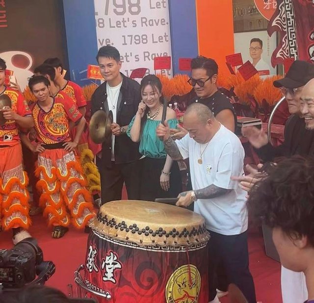 「大佬B」吳志雄打鼓助興。