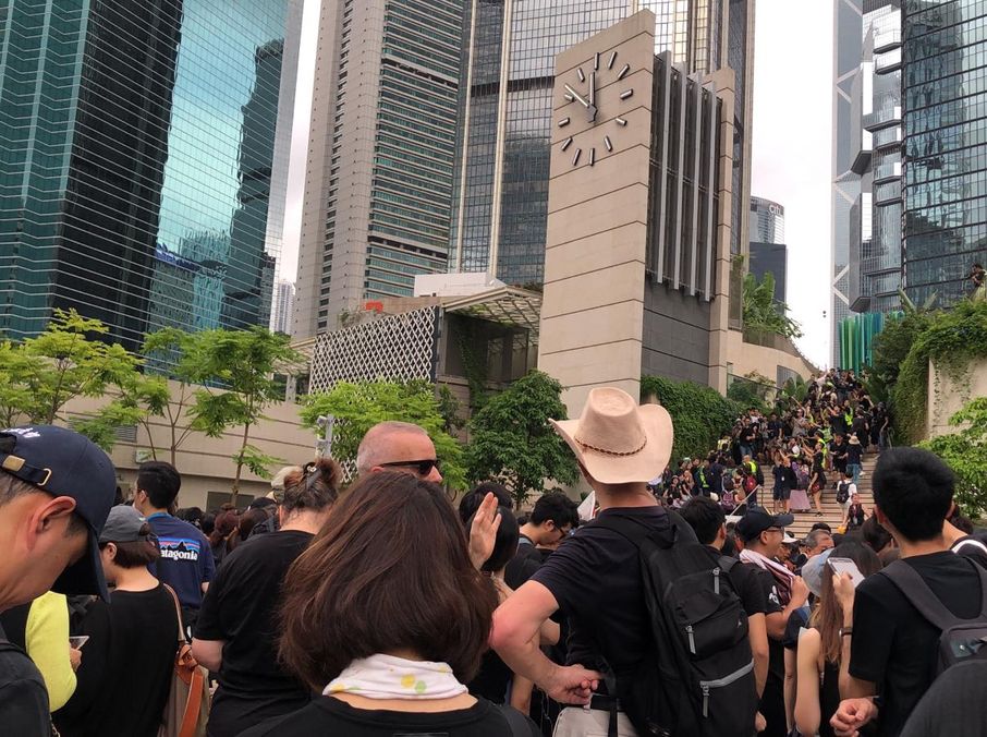 參與人士身穿黑衣響應。讀者提供