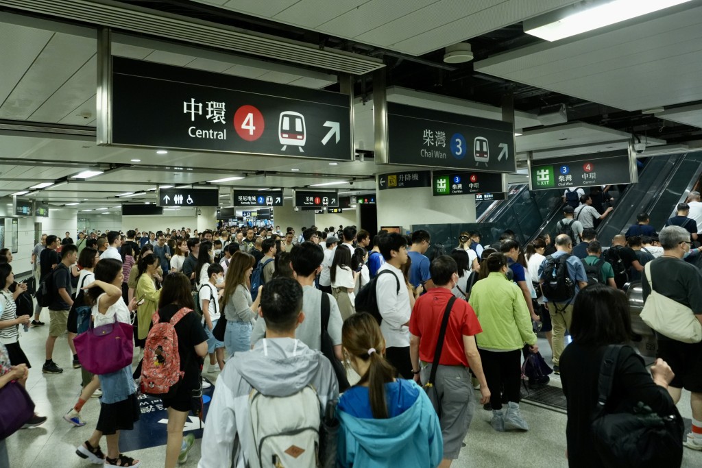 港铁金钟站人头涌涌。刘骏轩摄