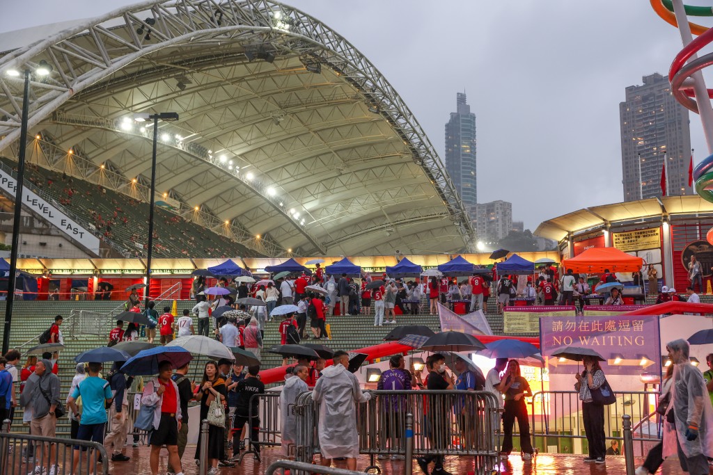 球迷冒雨入場支持愛隊。 球迷冒雨入場支持愛隊。