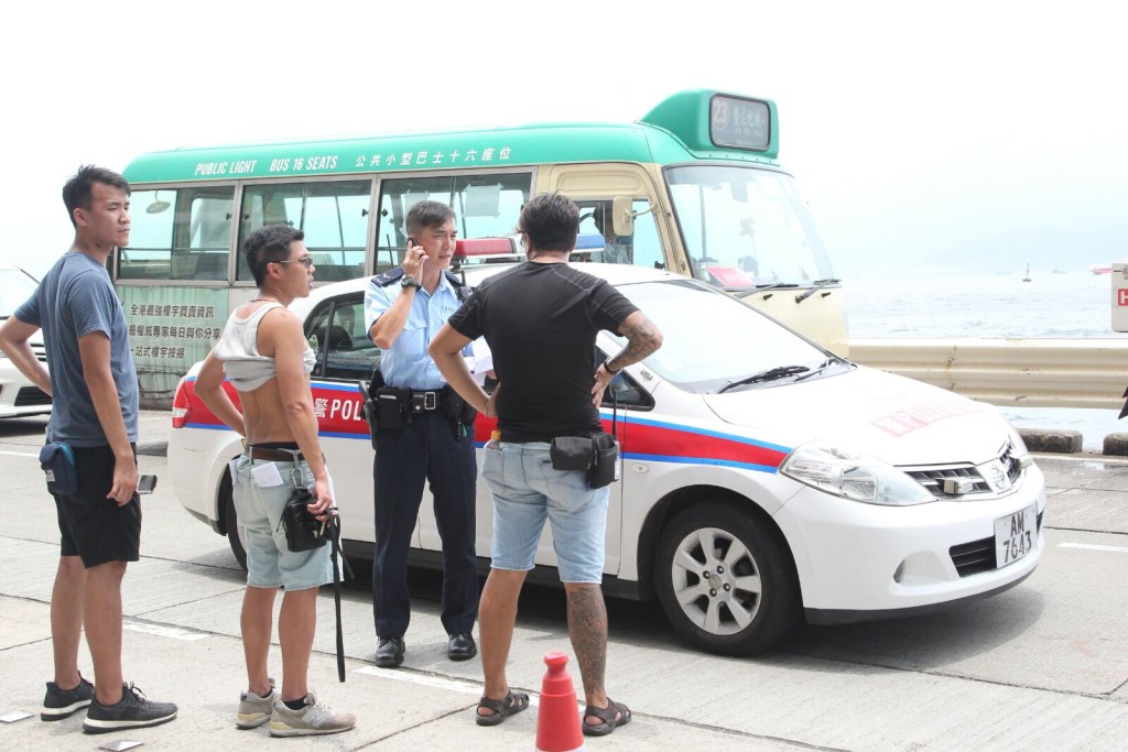 拍翻車戲發巨響,有警員到場了解。
